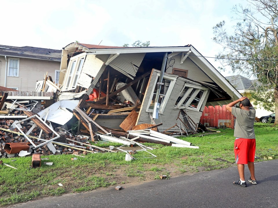 Hausbesitzer Dartanian Stovall konnte sich krabbelnd in Sicherheit bringen, als sein Haus in News Orleans (Louisiana) zusammenstürzte