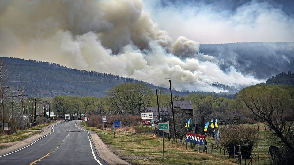 Brand an Strasse und Berg