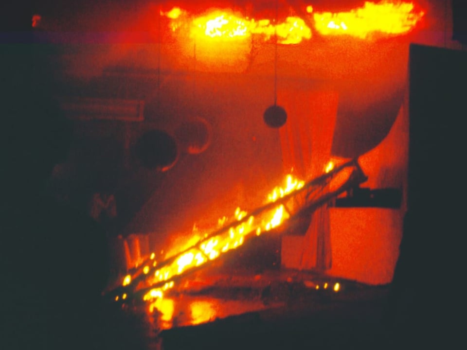 In Flammen stehender Konzertsaal mit Bühne