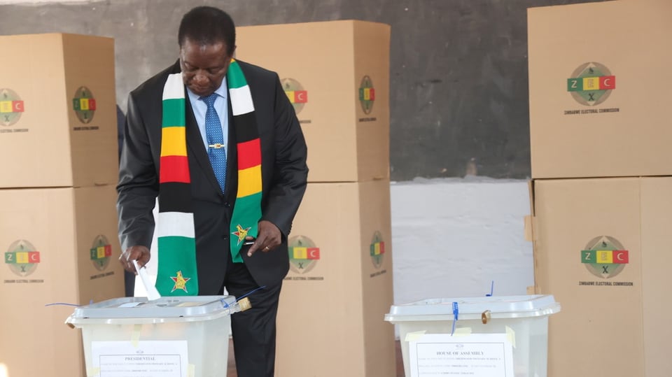 Emmerson Mnangagwa bei der Stimmabgabe.