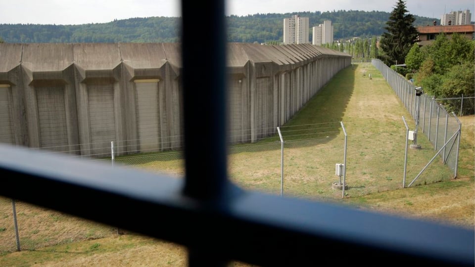 Ausblick durch vergitterte Fenster eines Gefängnisses