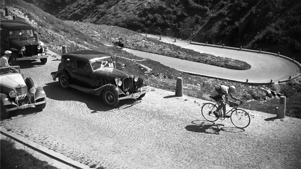 1947 gewann der Schweizer Ferdinand Kübler die Bergetappe über den Gotthard. Auf dem Bild sieht man ihn auf der Tremola.