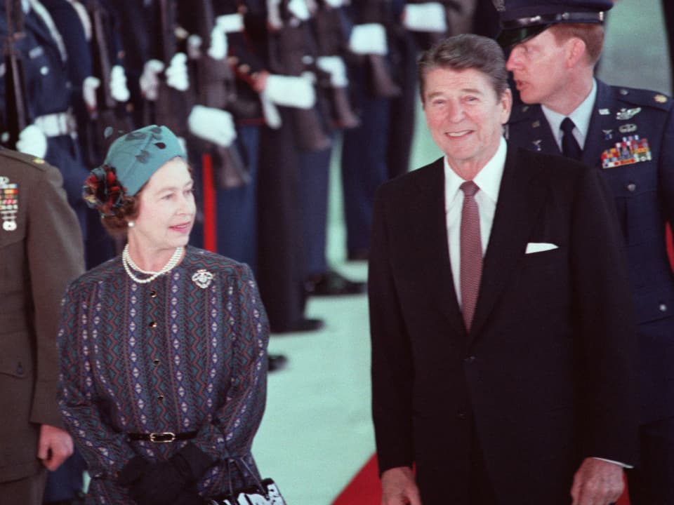 Queen Elizabeth und Ronald Reagan