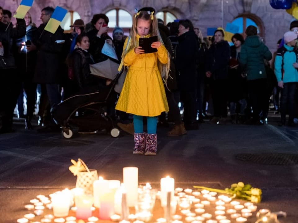 Treffen in Zürich Viele Menschen haben sich am 28. Februar in der Stadt Zürich getroffen, um für Frieden zu demonstrieren.