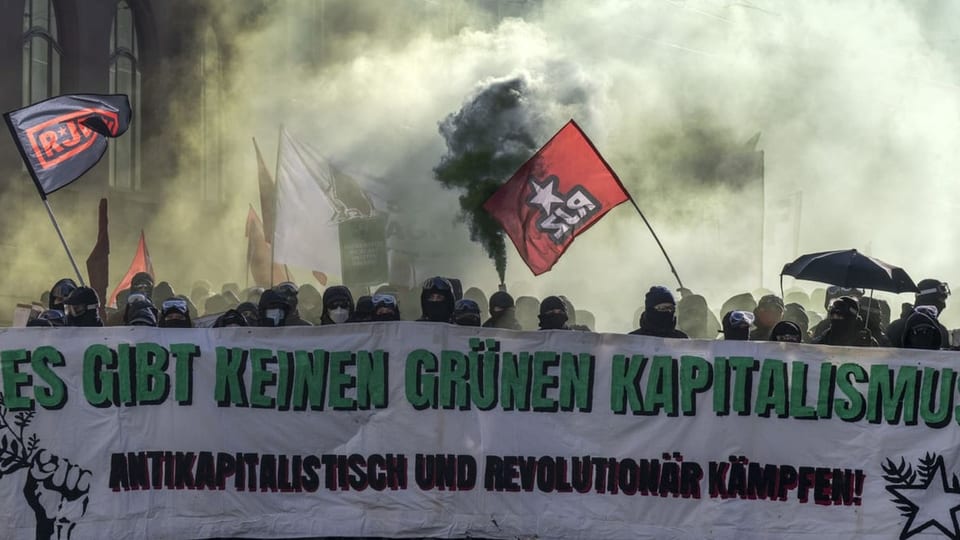Klima-Demonstranten geraten in Basel mit der Polizei aneinander