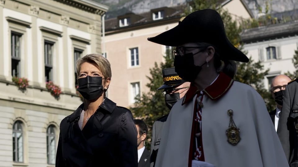 Bundesrätin Karin Keller-Sutter mit Maske an der Glarner Landsgemeinde, begleitet von einem Weibel. 