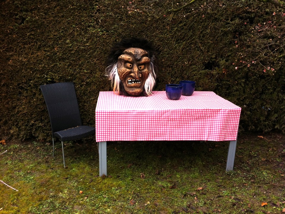 Ein Frühstückstisch mit Maske dekoriert.