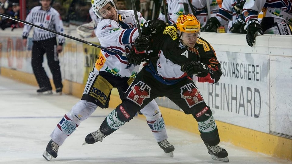 Zwei Eishockeyspieler im Zweikampf.