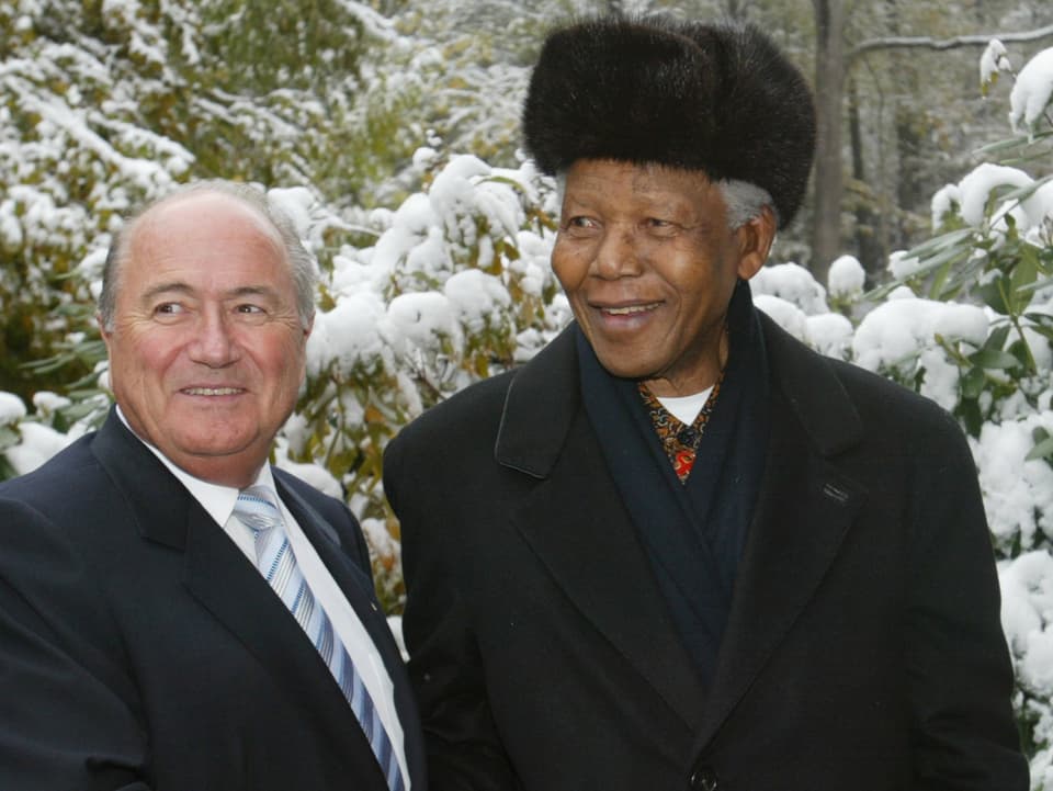 Mandela (rechts) mit FIFA-Boss Blatter 2003