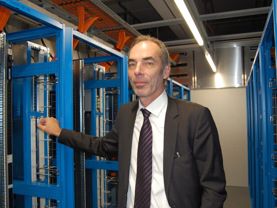 Ruedi Anker, Projektleiter des neuen Swisscom-Rechenzentrums in Bern-Wankdorf, in einer klimatisierten Server-Kammer.