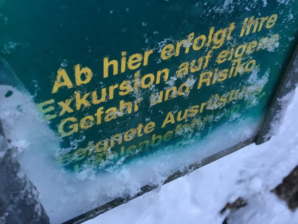 Warnschild: Ab hier erfolgt Ihre Exkursion auf eigene Gefahr und Risiko. 