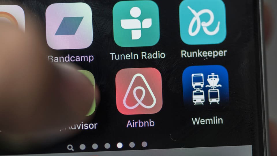 Das Logo der Airbnb-App auf einem Smartphone-Display.