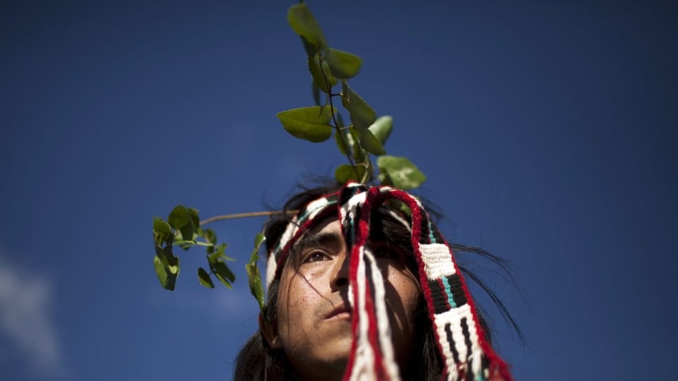 Ein indigener Mapuche aus Chile schaut in den Himmel.