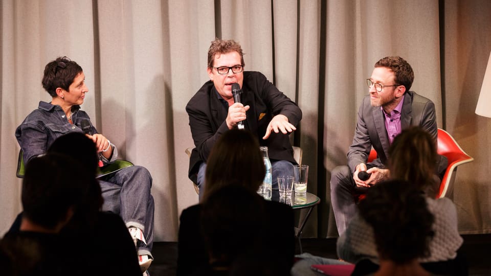 Moderatorin Monika Schärer sitzt mit den Drehbuchautoren Jacob Berger und Thomas Meyer auf der Bühne.