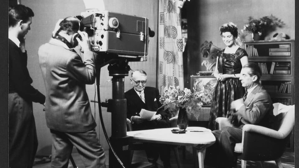 Am 23. Juli 1953 startete die SRG einen Fernseh-Versuchsbetrieb im Studio Bellerive im Zürcher Seefeld.