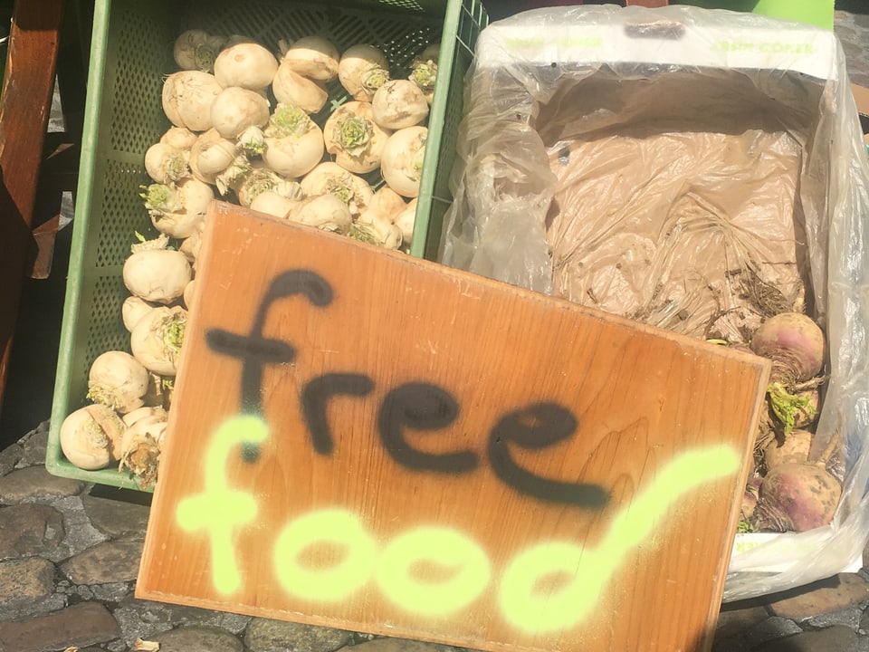 Tafel mit der Aufschrift "Free Food" und Gemüse.