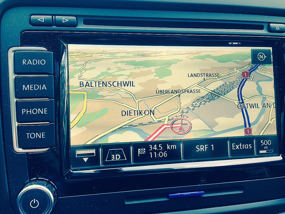 Screen eines Navigationsgeräts im Auto.