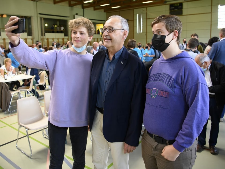 Bundespräsident Guy Parmelin macht Fotos mit Jugendlichen aus der Gemeinde Le Chenit.