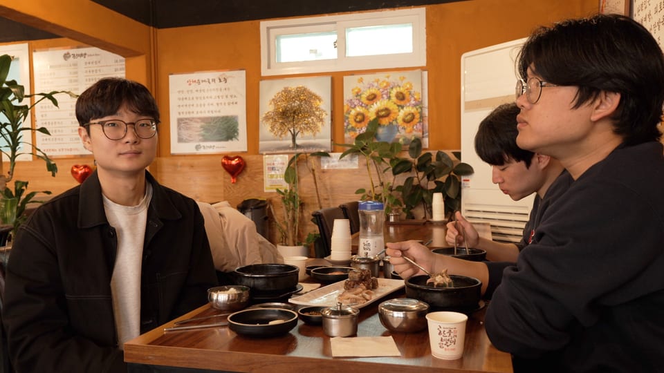 Der Student Kim Sang-Min beim Restaurantbesuch mit Kollegen. 