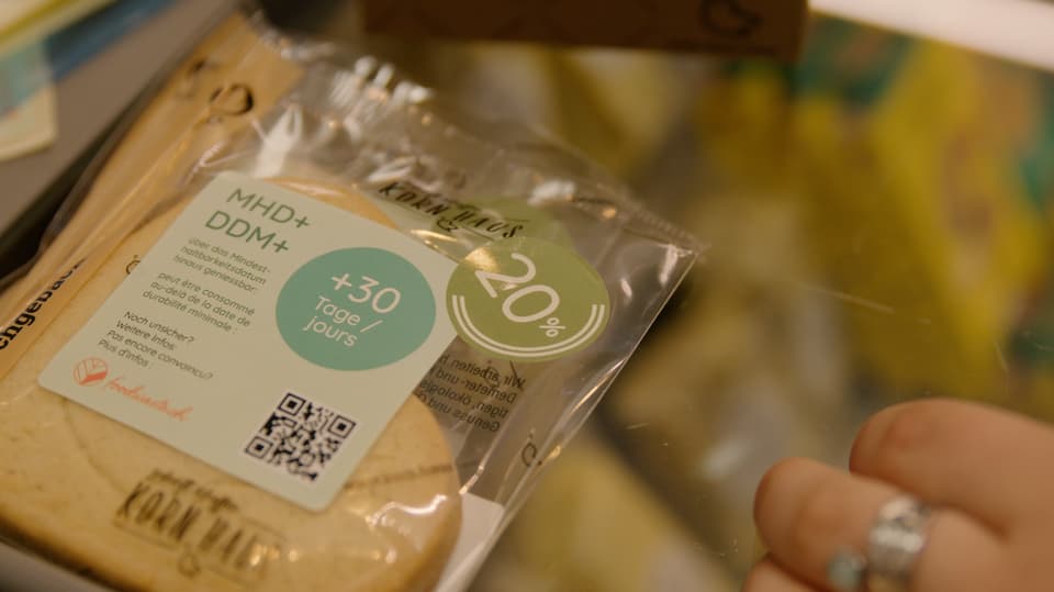 Ein Keks mit einer Etikette, die anzeigt, dass das Lebensmittel über das MHD heraus gut ist.