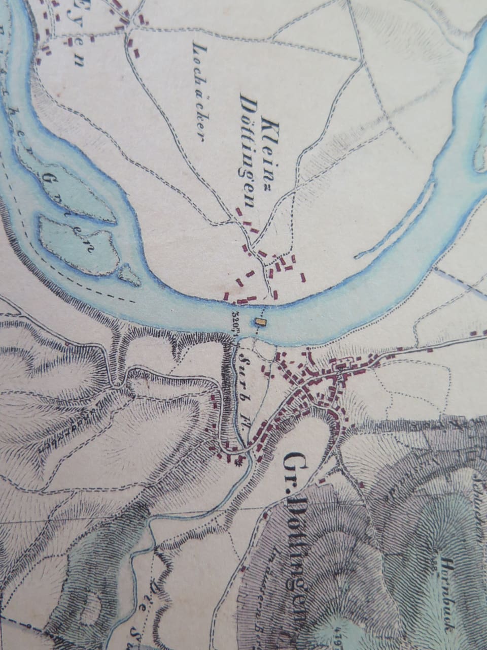 Karte, eingezeichnet sind zwei Dörfer und ein Fluss.