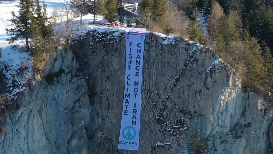 Banner an Felswand