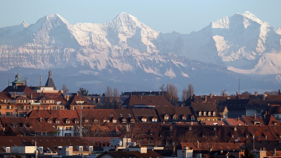 Häuser der Stadt Bern, im Hintergrund die Berner Alpen.