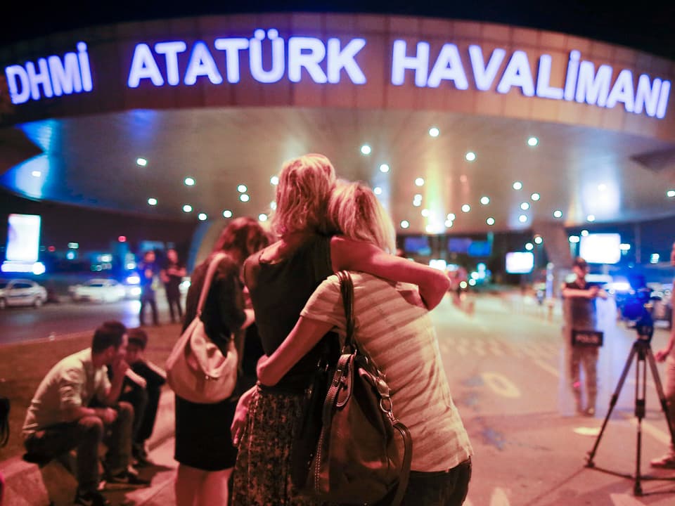2 Damen umarmen sich vor Istanbuler Flughafen