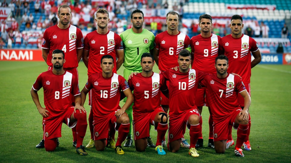 Gibraltars Nationalmannschaft posiert für das Mannschaftsfoto.