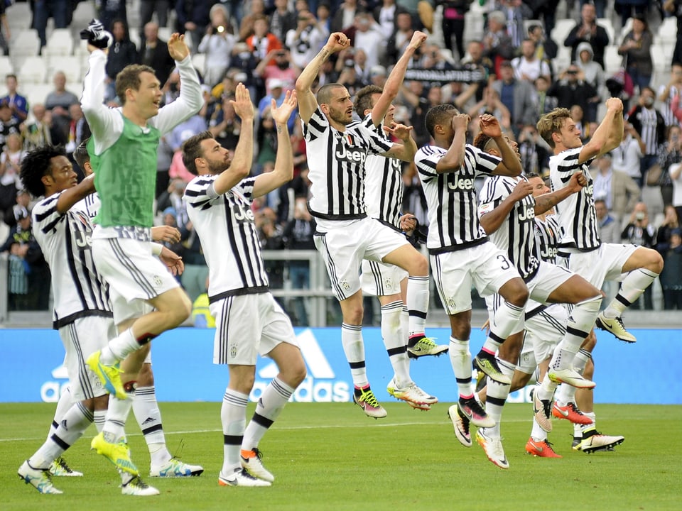 Die Spieler von Juventus jubeln nach dem Spiel