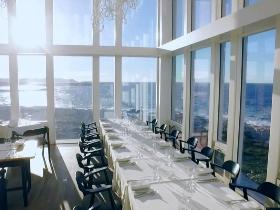 Der helle Speisesaal mit grossen Fenstern.