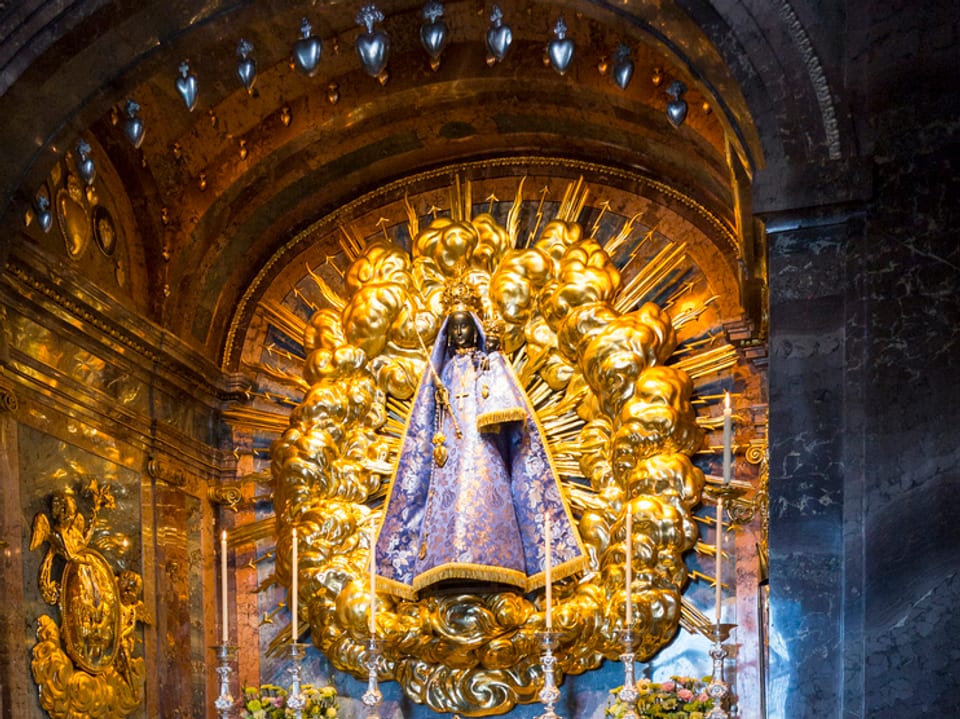Farbaufnahme Madonna in Einsiedeln vor goldenem Hintergrund
