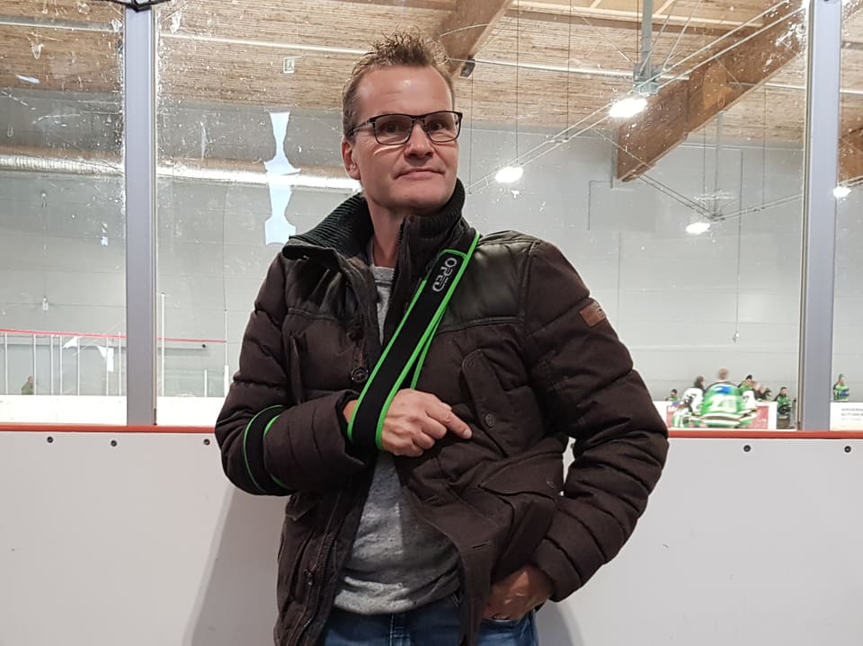 Der Präsident des Eislaufclub George Lutz vor der neuen Halle - mit dem Arm in der Schlinge