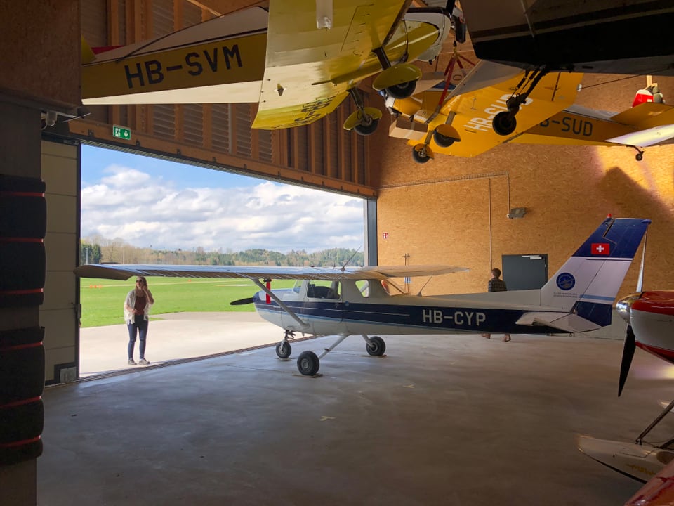 Martina steht vor dem Hangar, wo ihre Cessna auf sie wartet.