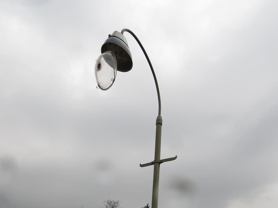 Beschädigte Lampe bei einem Bahnübergang in Kölliken