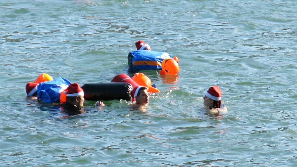 Fünf Rhein-Schwimmer mit «Santiklaus-Mütze»