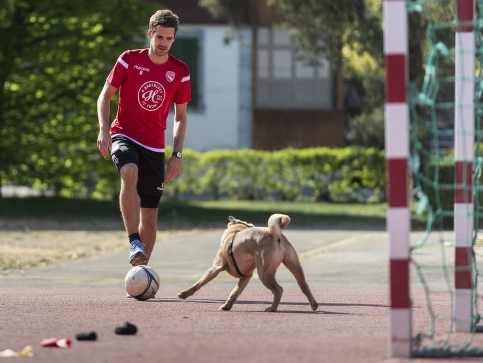 Thun-Profi Gregory Karlen absolviert zusammen mit seinem Hund Prince in Steffusburg den Parcours, den ihm sein Konditionstrainer aufgegeben hat.