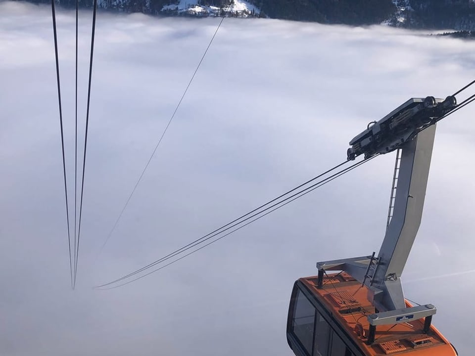 Turren-Bahn Lungern / OW Gondelbahn Turren Lungeren kommt aus dem Hochnebelmeer