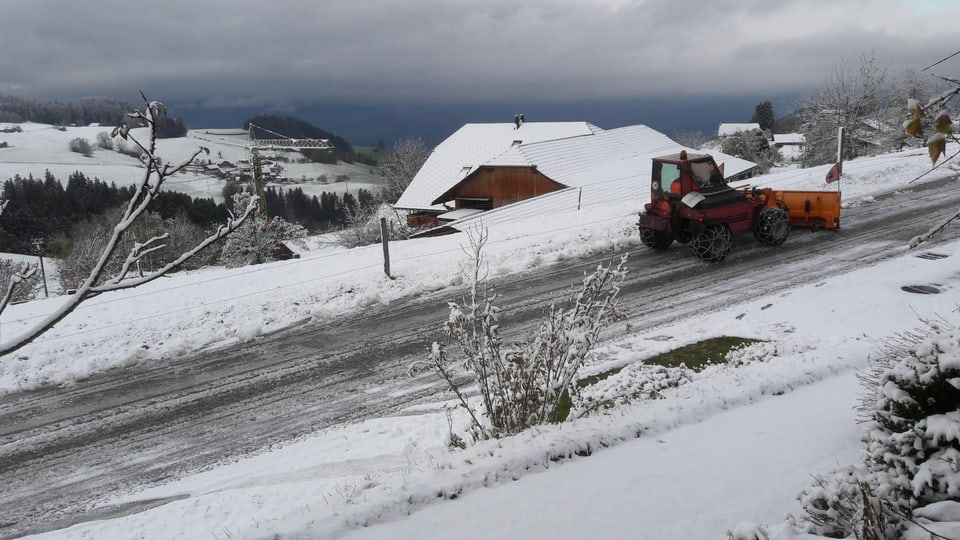 Schneepflug in Goldiwil im Einsatz.