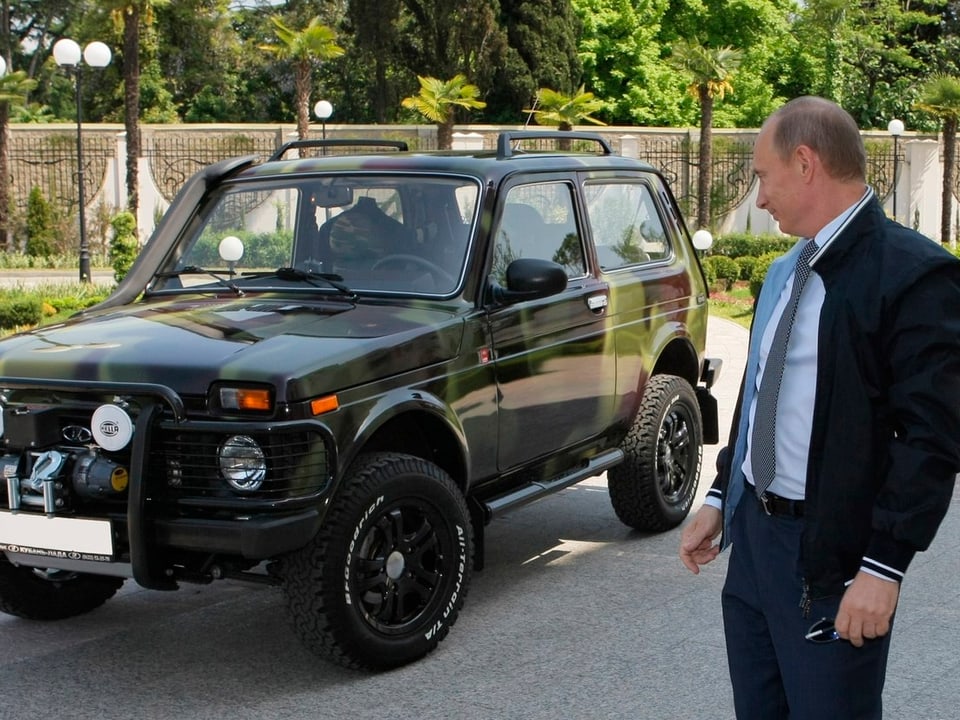 Vladimir Putin mit einem Lada SUV.