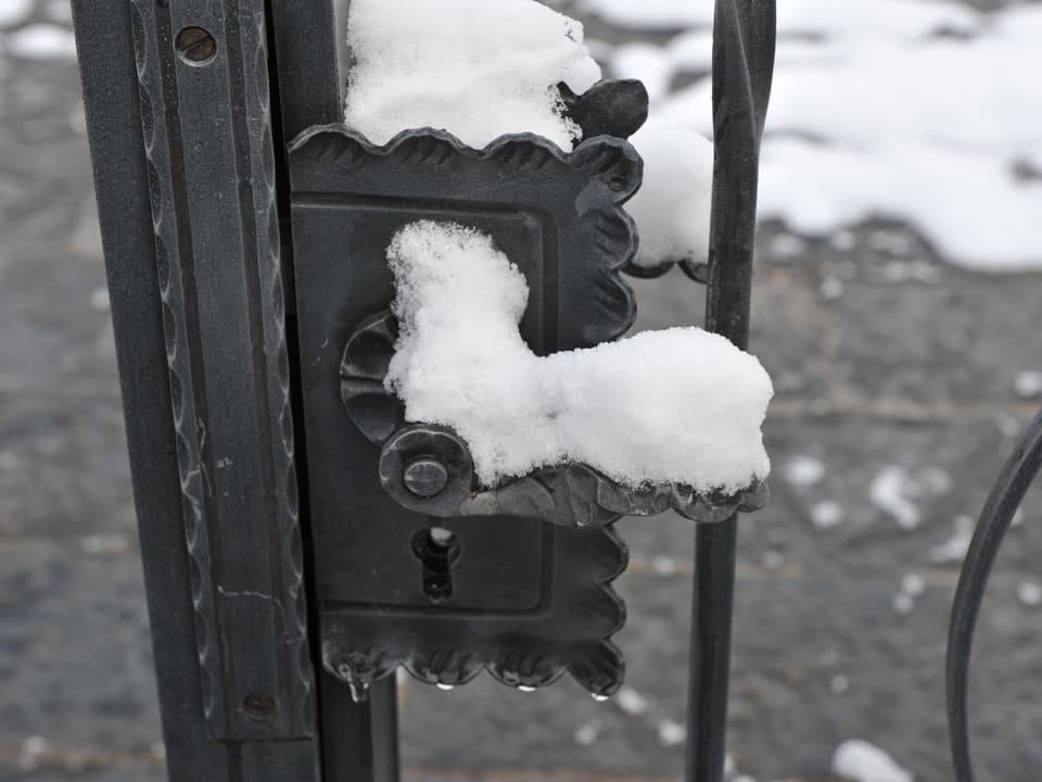 Eine Türe mit etwas Schnee darauf.
