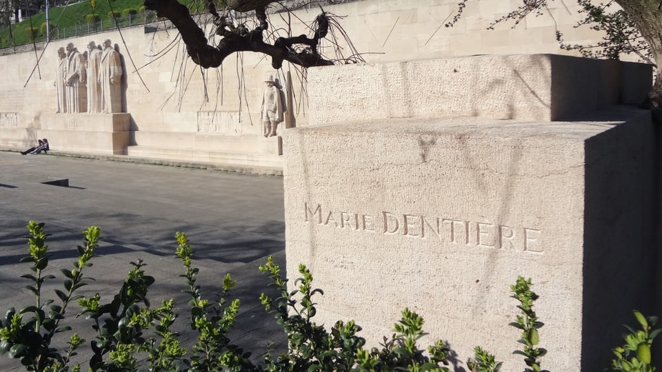 Das Genfer Reformationsdenkmal mit dem in Stein gemeisselten Namen von Marie Dentière im Vordergrund.