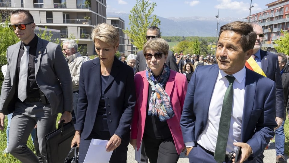 Bundesrätinnen einen Weg in Meyrin gehend.