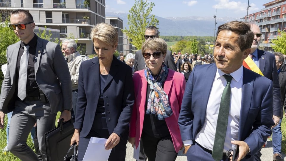 Bundesrätinnen einen Weg in Meyrin gehend.