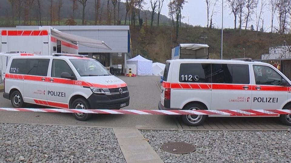 Zwei Polizeiautos vor der Lidl-Filiale in Böckten.