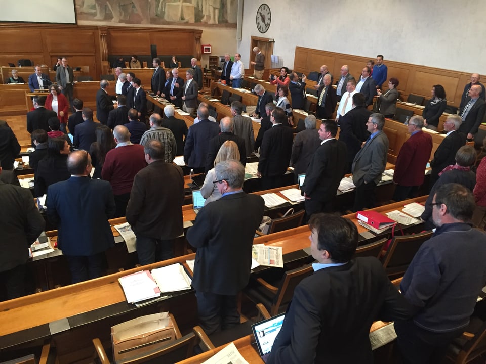 Stehende Parlamentarierinnen und Parlamentarier im Berner Rathaus