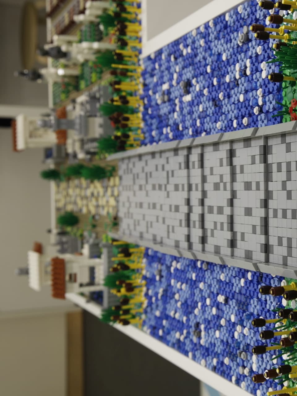 Brücke aus Legosteinen.
