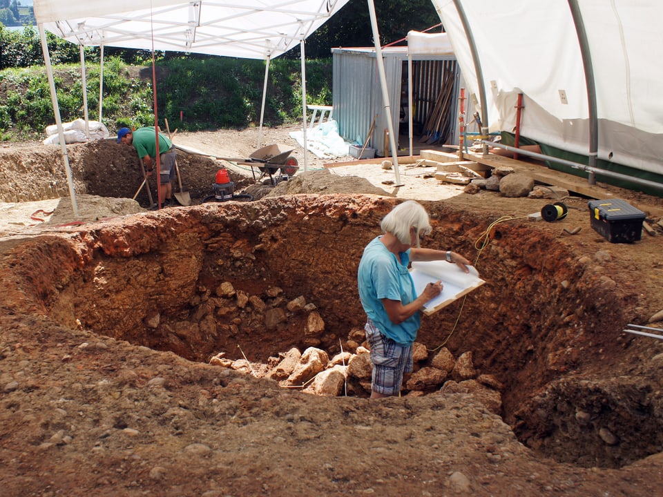 Eine Archäologin und ein Archäologe bei der Arbeit