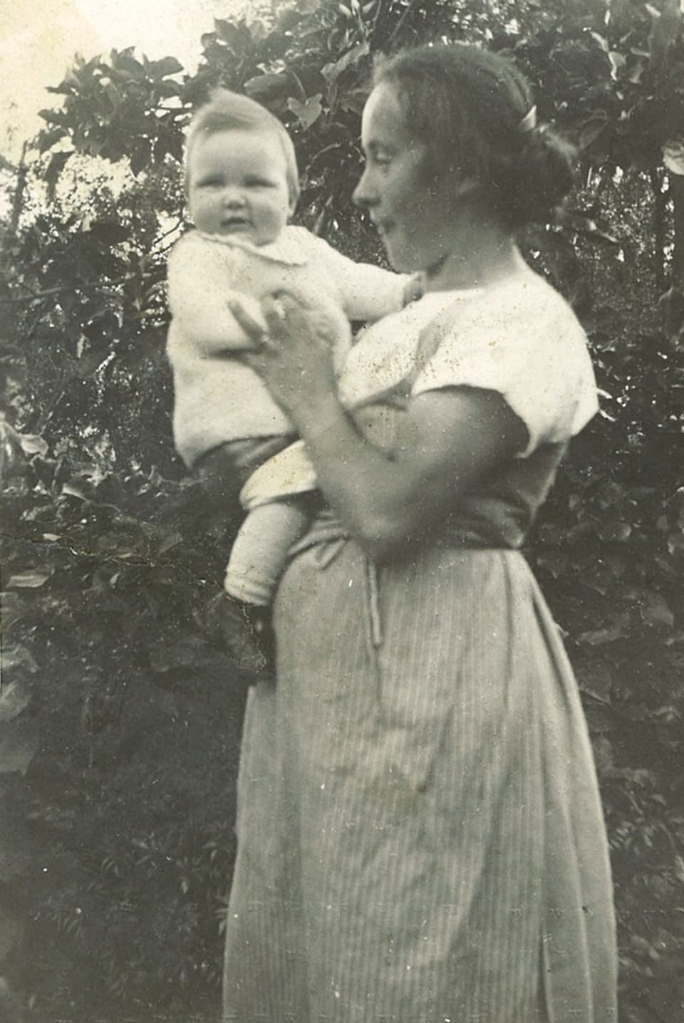 Mutter mit Baby auf Arm.