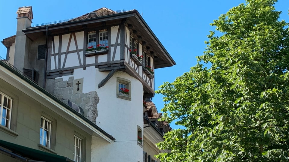 Der Holländerturm steht auf dem Waisenhausplatz in der Berner Altstadt.